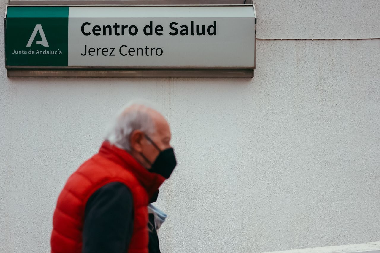 Un hombre este martes con mascarilla.