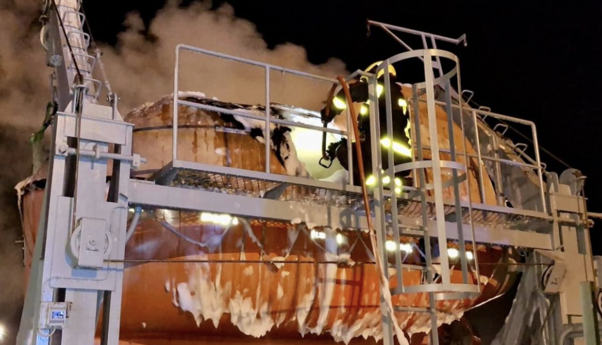 Labores de extinción de los bomberos.