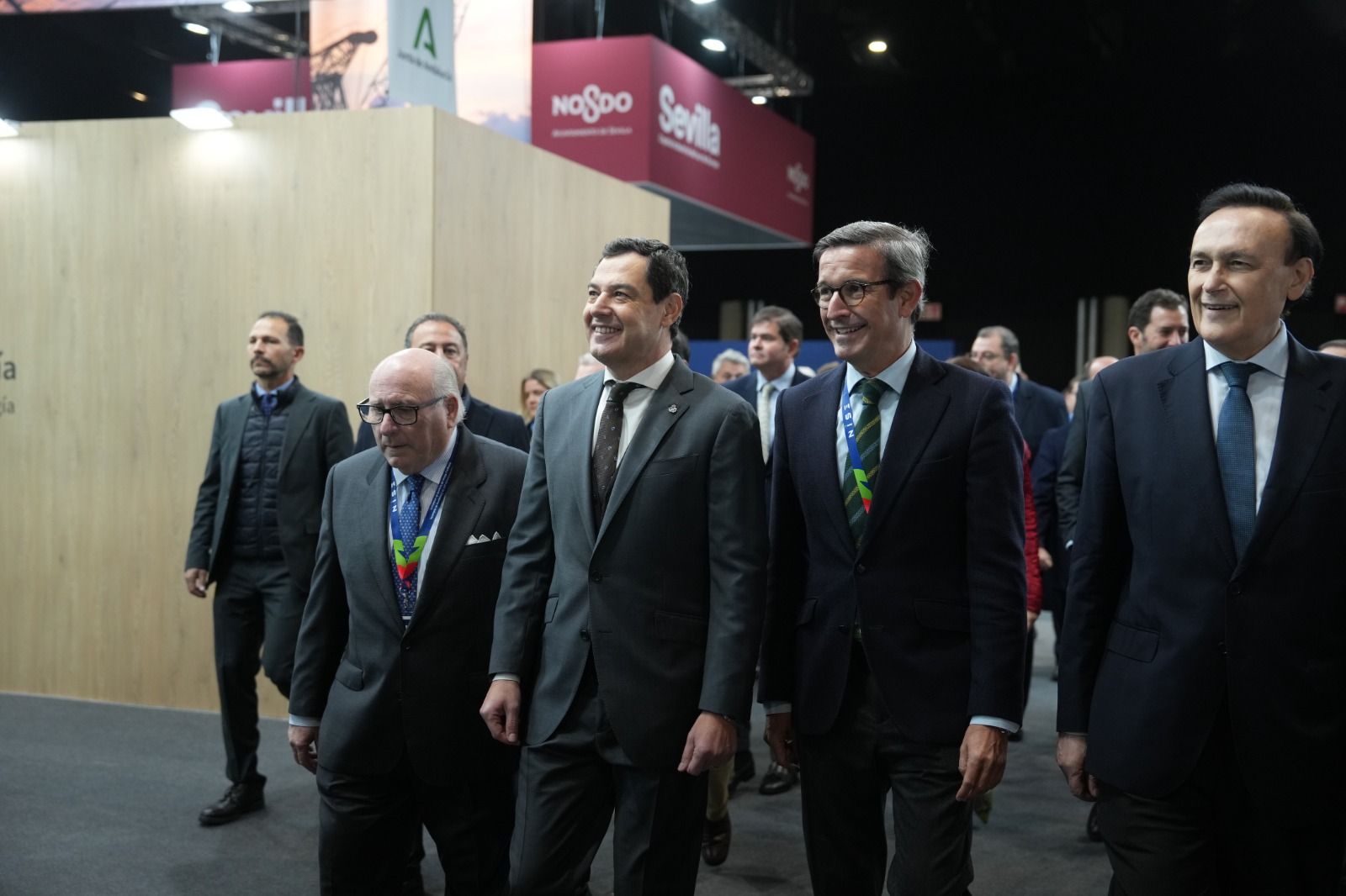 Moreno y Paradela recorren el interior del Palacio de Congresos y Exposiciones de Sevilla. 