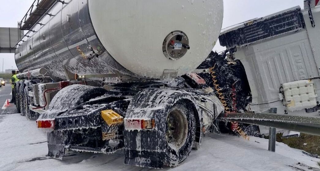 Los bomberos aplicaron espuma sobre el vehículo para prevenir posibles incendios o explosiones.