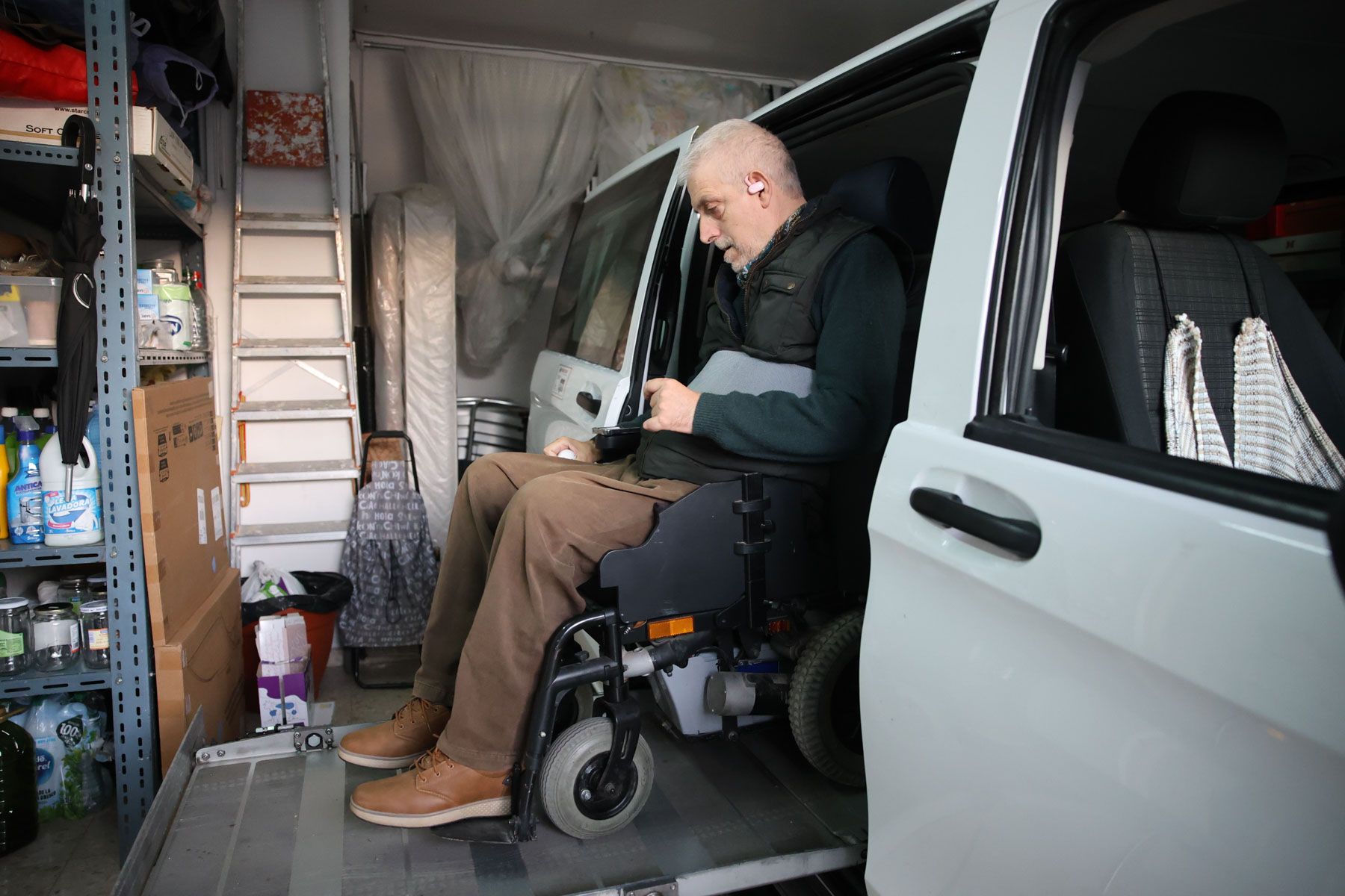 José Luis Falcón, subiéndose a su furgoneta que él mismo conduce, como cada día, en Los Palacios y Villafranca.