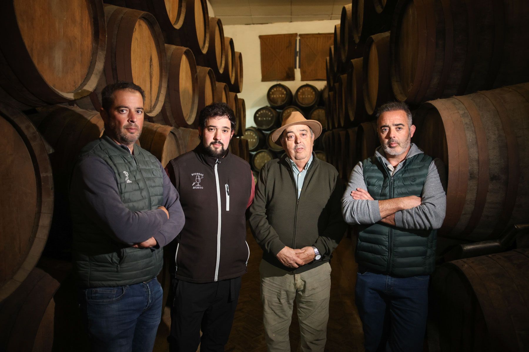 El bodeguero palaciego Joaquín Busto Ayala, retratado en este templo de soleras, junto a sus hijos, a sus 78 años.