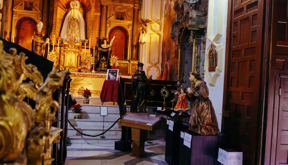El retablo del templo con las advocaciones más veneradas por las religiosas.