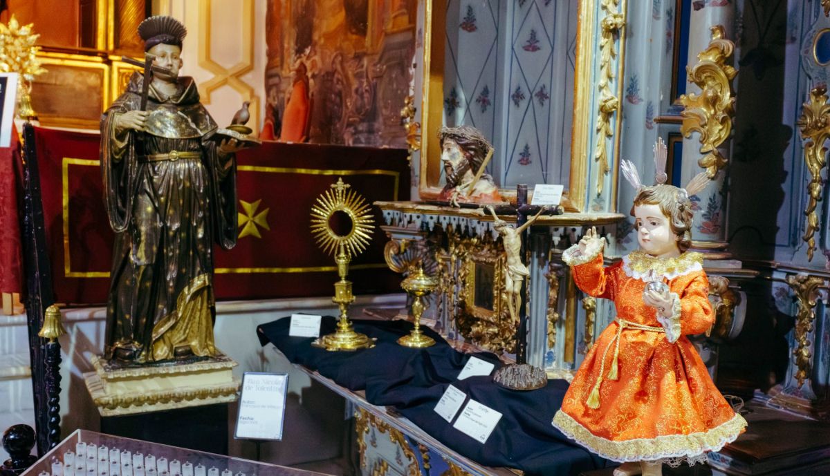 Diversas piezas de talla y orfebrería.