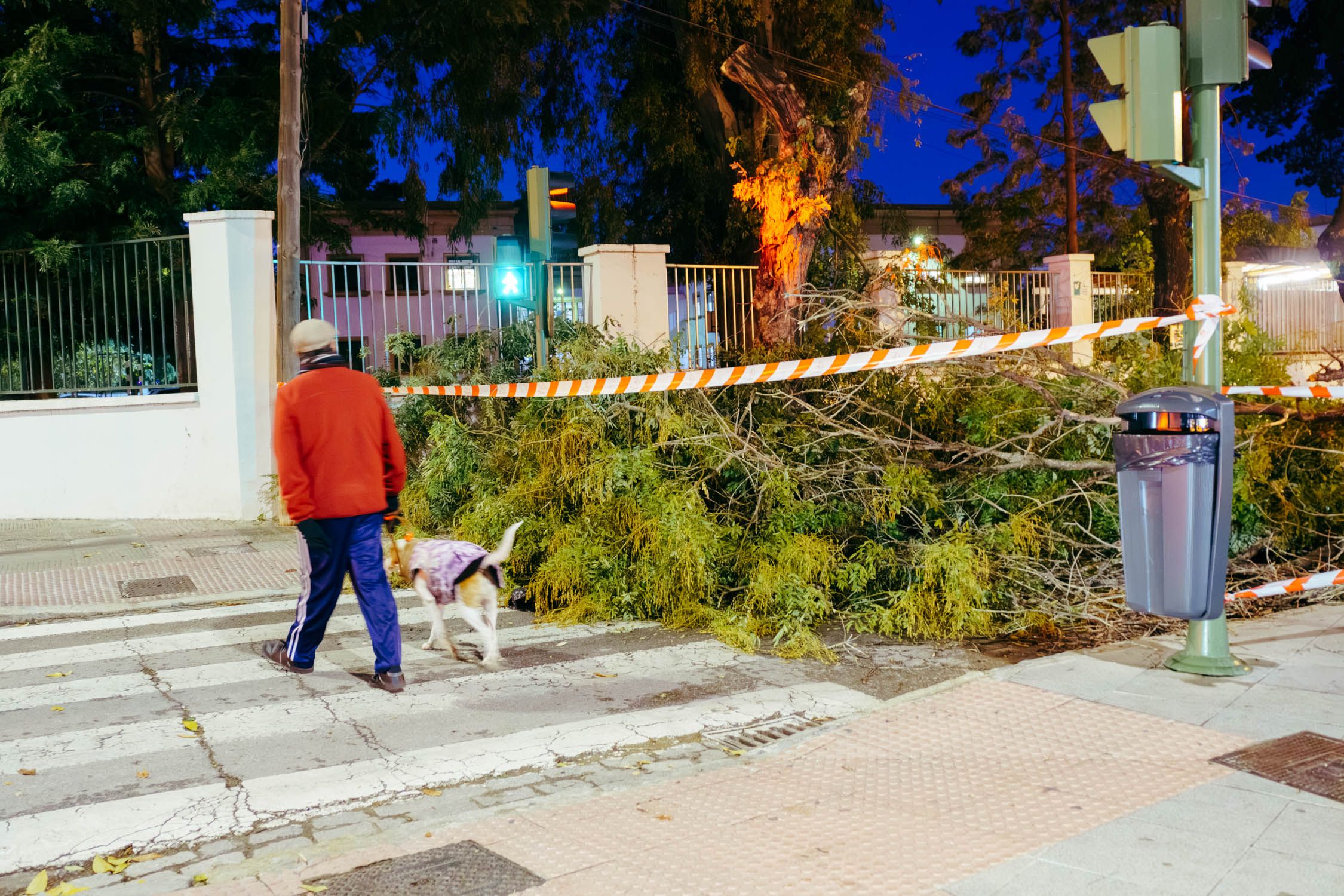 Un hombre paseando este martes por calle Santo Domingo. Un hombre paseando este martes por calle Santo Domingo.
