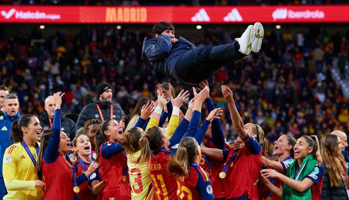 La entrenadora Sonia Bermúdez, manteada por las jugadoras españolas.
