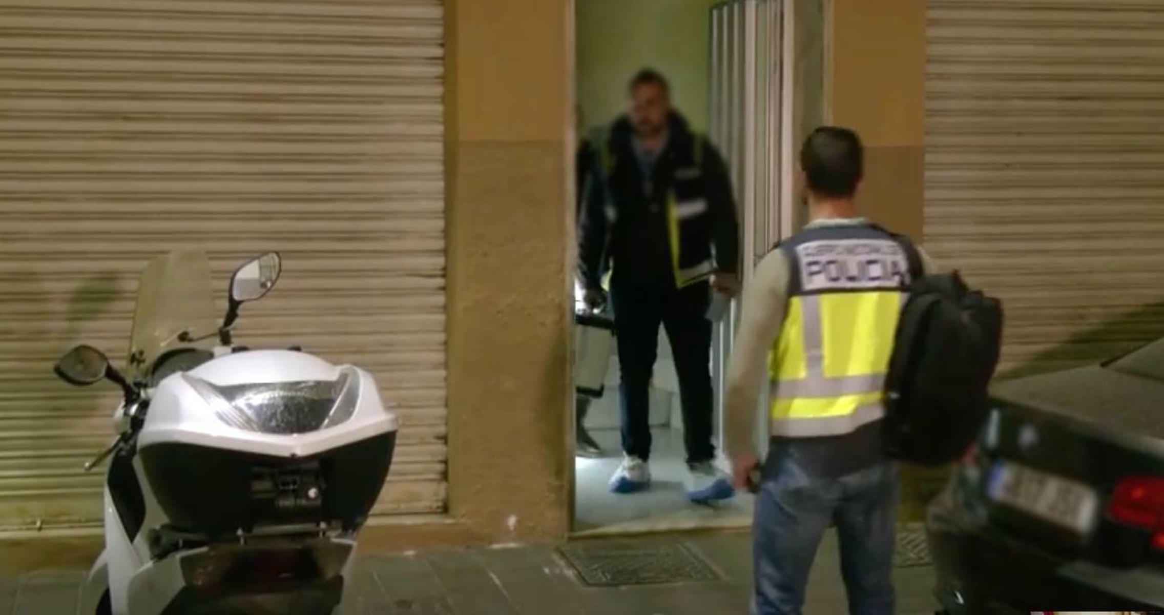 Agentes de la Policía Nacional en el lugar donde ha ocurrido un suceso que se investiga como posible crimen machista.