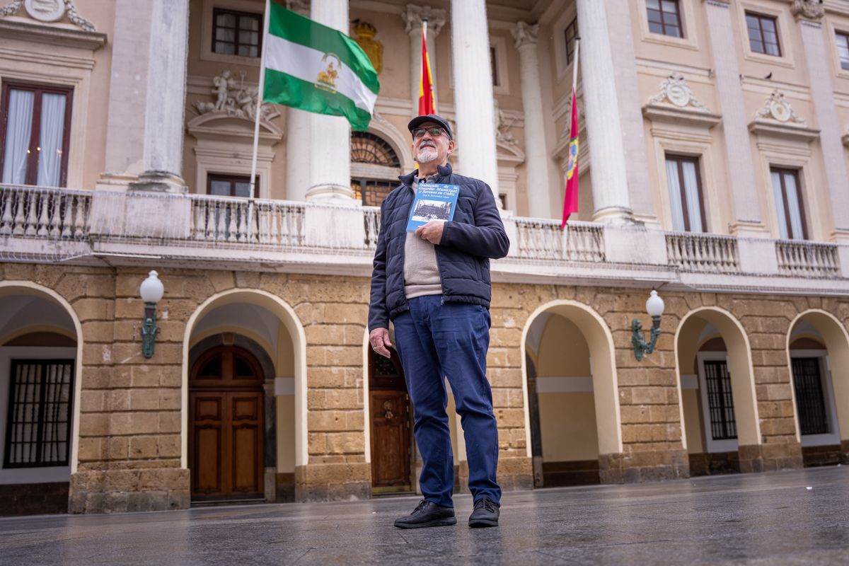 José Rafael Fernández, con su libro, ante el Ayuntamiento para el que trabajó más de 30 años como policía local. José Rafael Fernández, con su libro, ante el Ayuntamiento para el que trabajó más de 30 años como policía local.