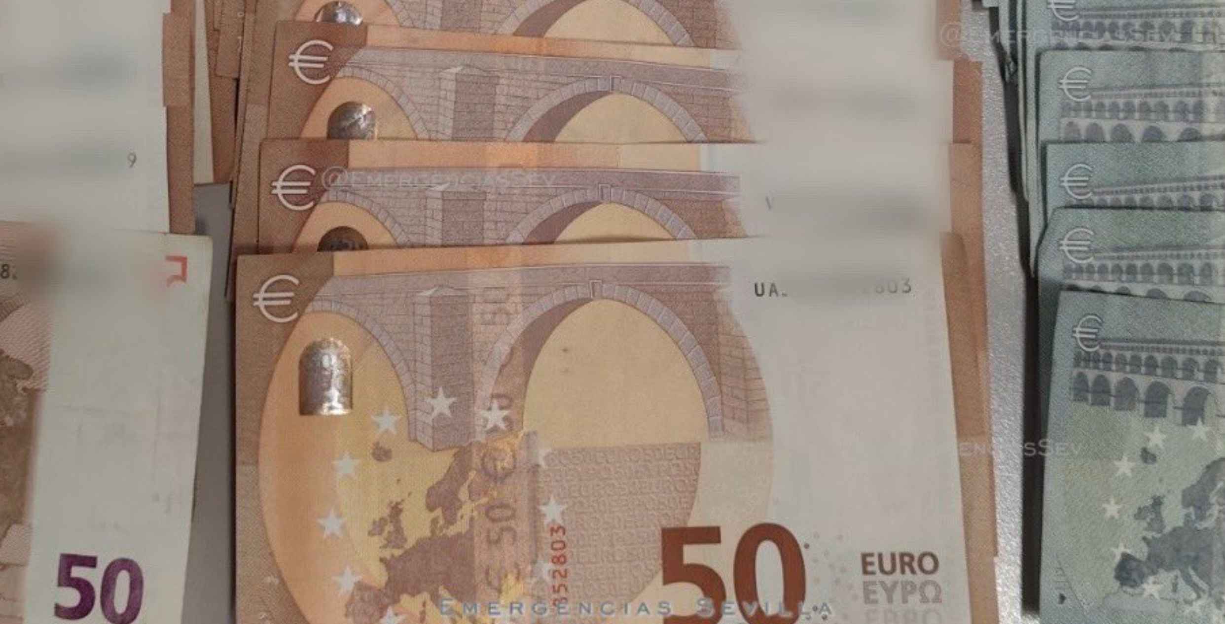 Parte del dinero encontrado. FOTO: EMERGENCIAS SEVILLA Parte del dinero encontrado. FOTO: EMERGENCIAS SEVILLA