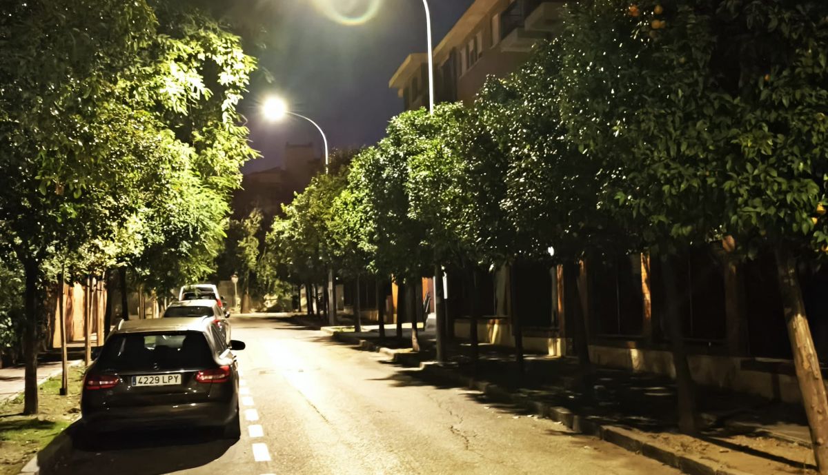 Calle iluminada con luz artificial urbana.