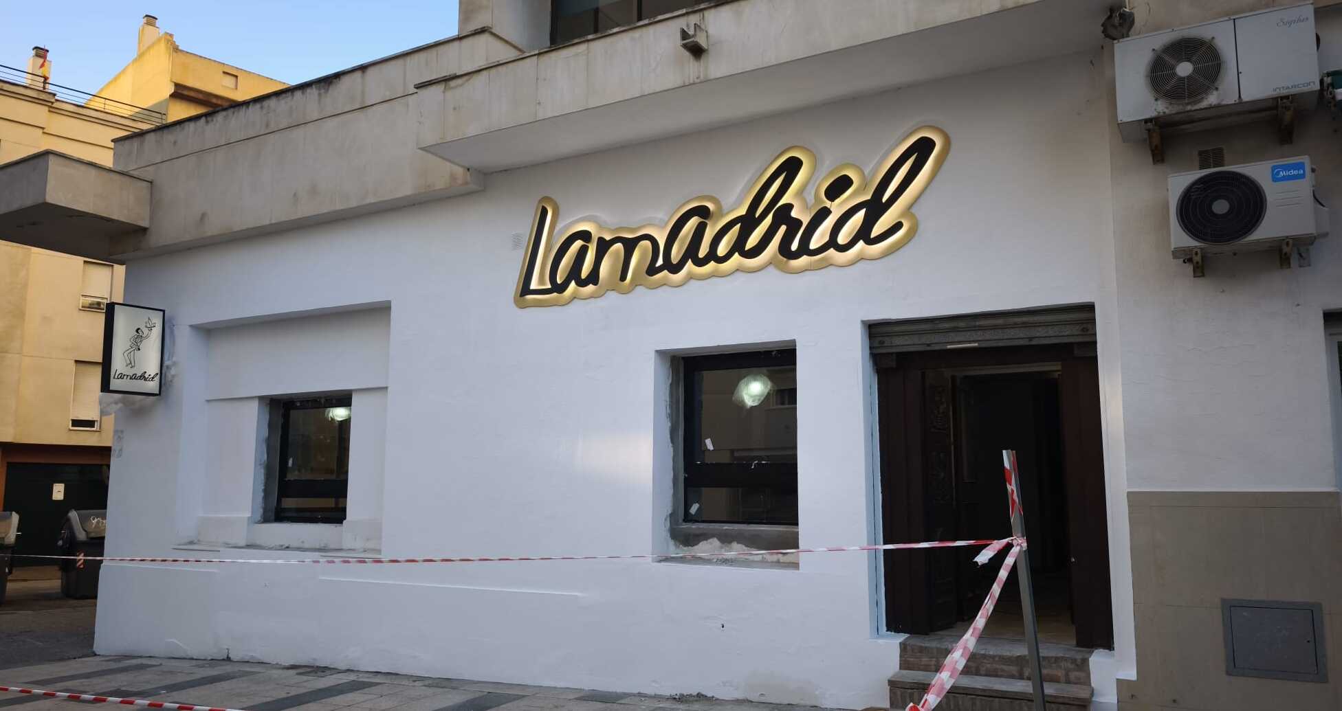 La fachada del local, ya con el rótulo del nuevo establecimiento. La fachada del local, ya con el rótulo del nuevo establecimiento.