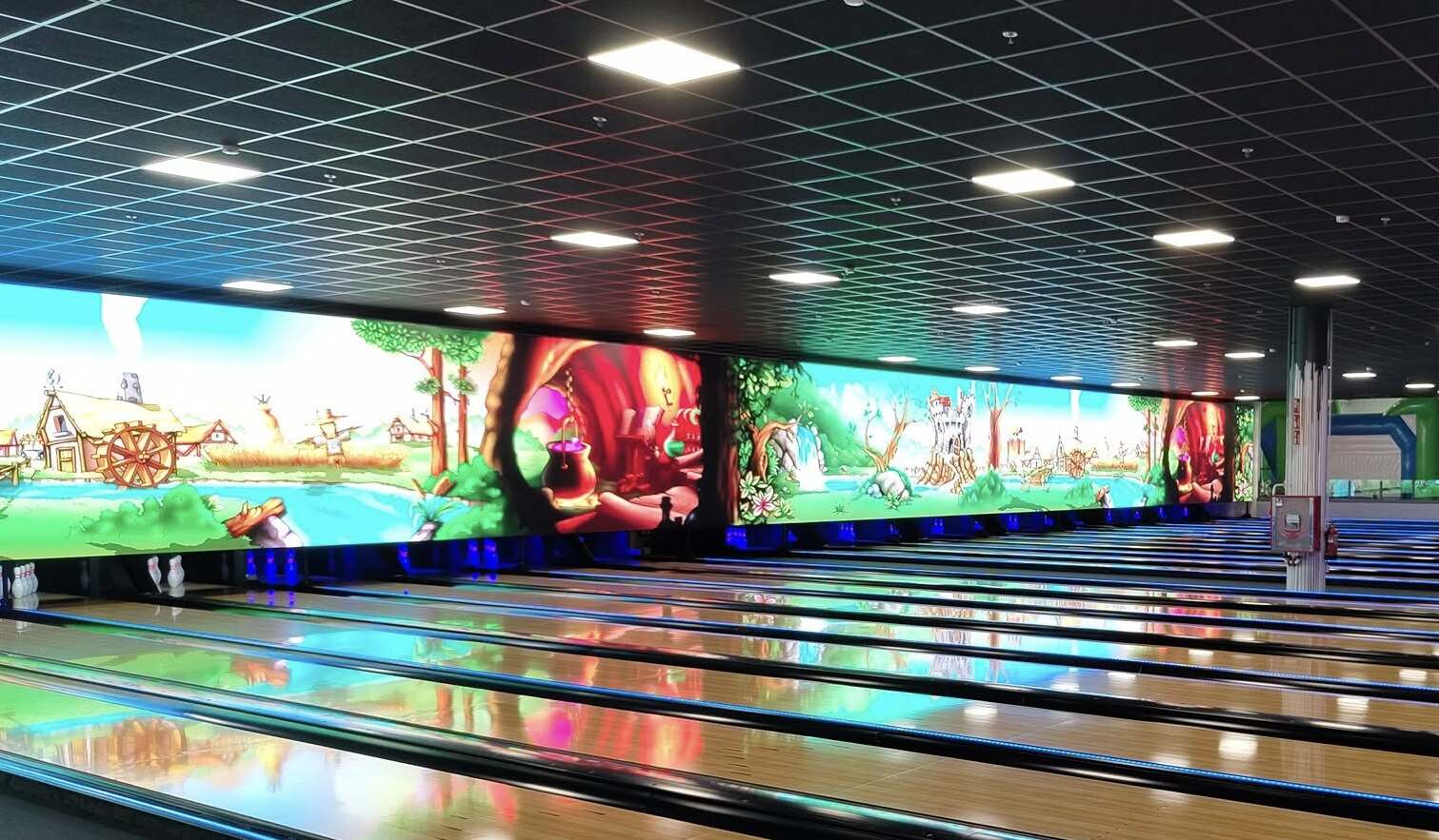 Entre las atracciones destacan 24 pistas de bolos. Entre las atracciones destacan 24 pistas de bolos.