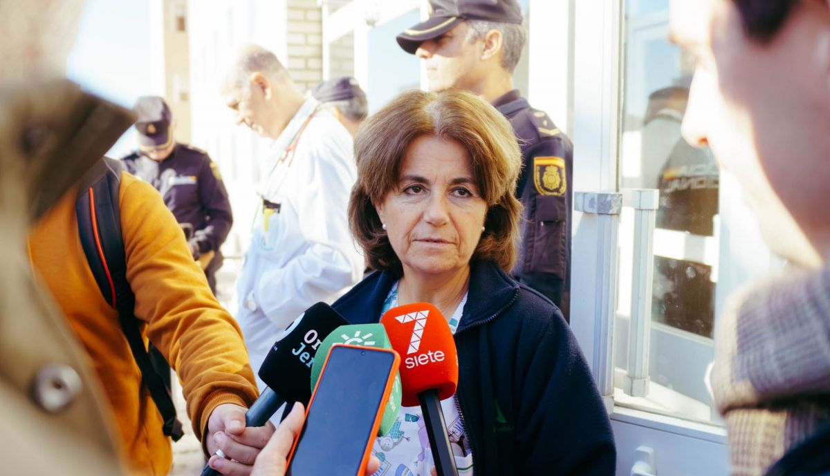 Rosa López, supervisora de Pediatría y Urgencias Pediátricas, atendiendo a los medios.