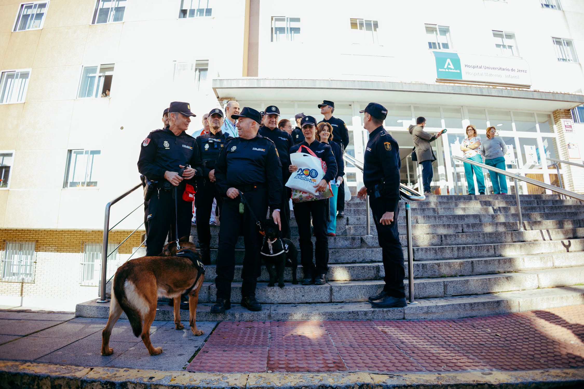 Agentes de la Policía Nacional, en su visita al Hospital de Jerez. Agentes de la Policía Nacional, en su visita al Hospital de Jerez.