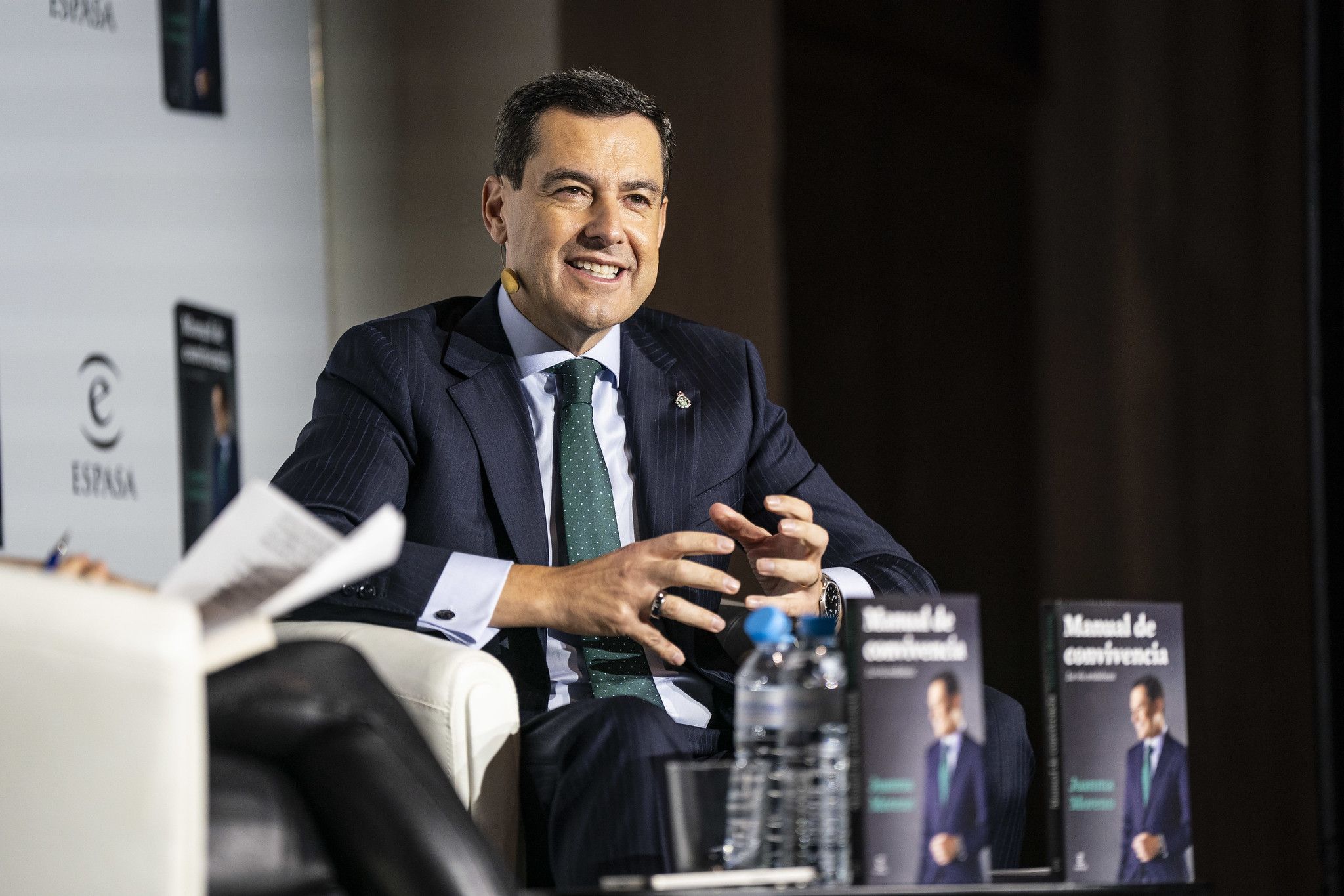 El presidente Juanma Moreno, presentando su libro.