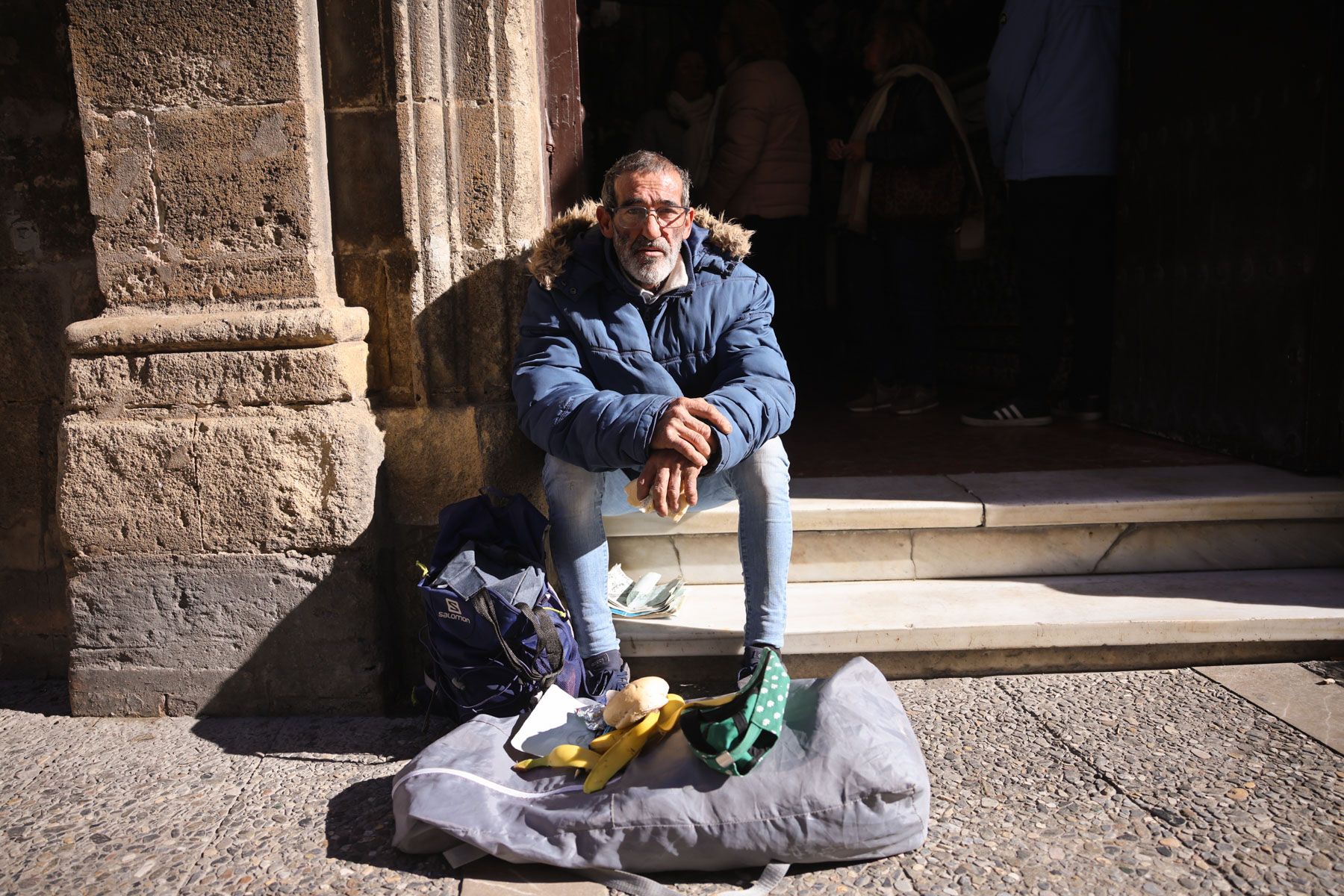 José, sentado en el Señor de la Puerta Real de Jerez, donde para cada día. José, sentado en el Señor de la Puerta Real de Jerez, donde para cada día.