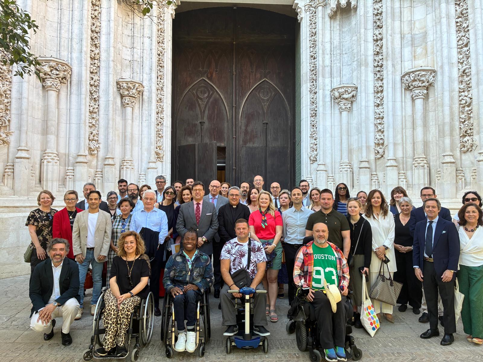 Personas con discapacidad ante una de las puertas de la Catedral. Personas con discapacidad ante una de las puertas de la Catedral.