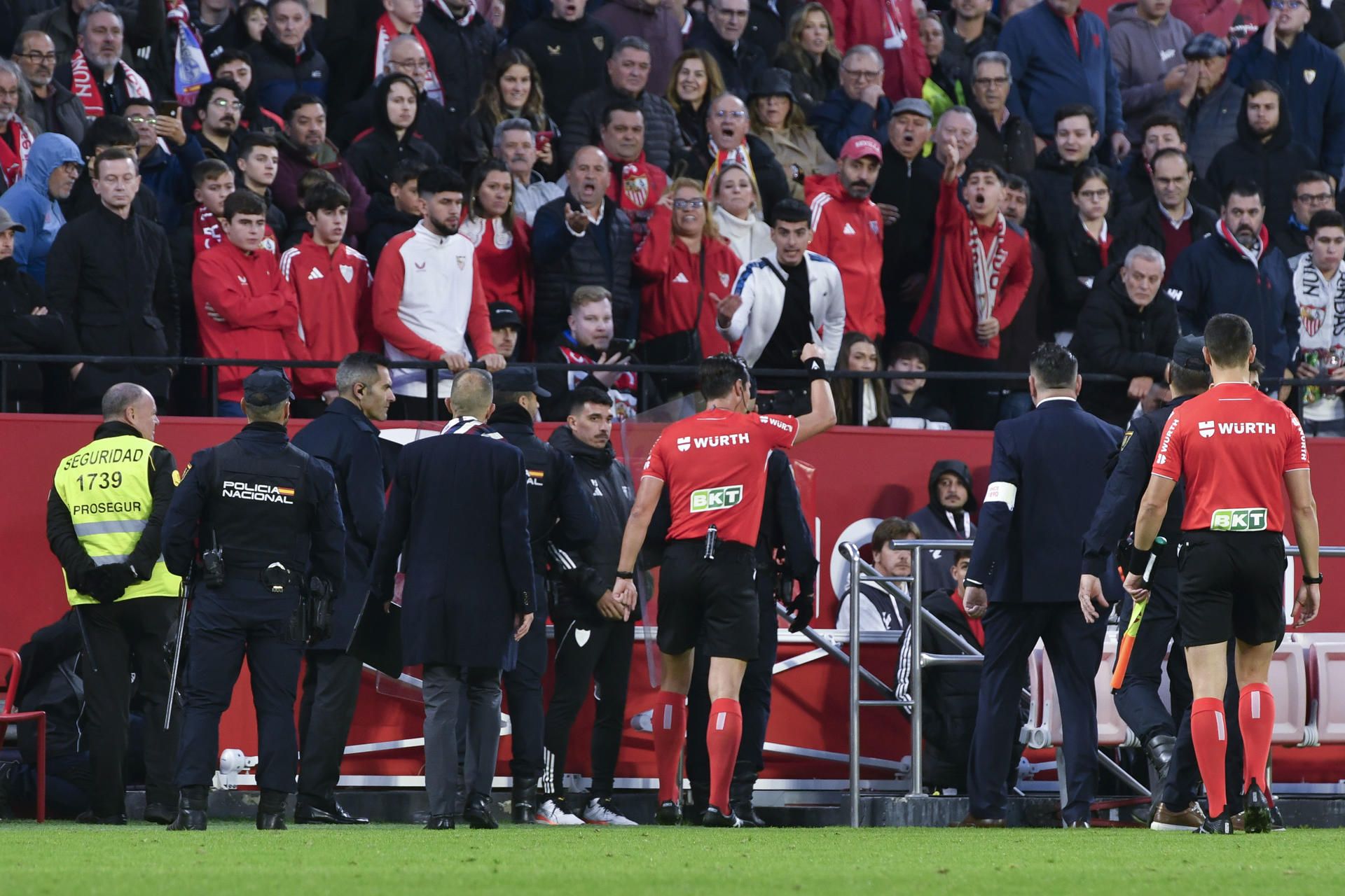 El árbitro del Sevilla-Betis, tras suspender momentáneamente el partido. El árbitro del Sevilla-Betis, tras suspender momentáneamente el partido.