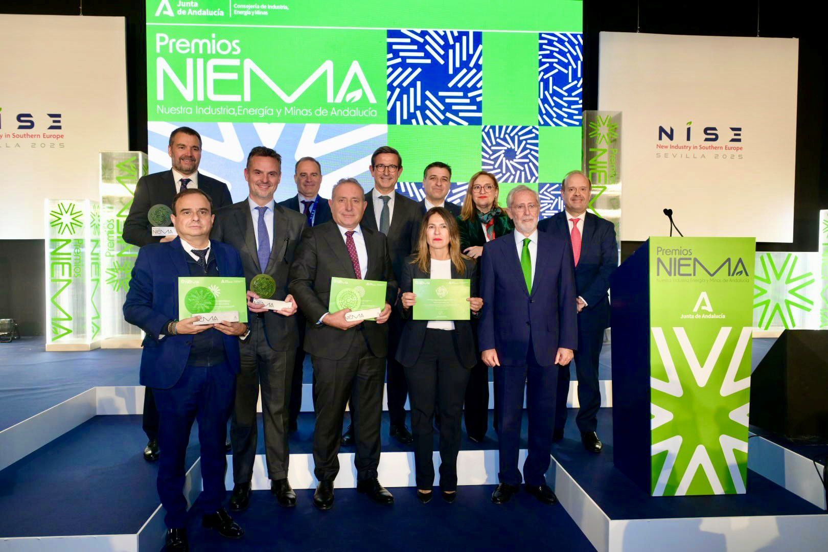 El consejero y los premiados en la clausura del Congreso NISE Sevilla. El consejero y los premiados en la clausura del Congreso NISE Sevilla.