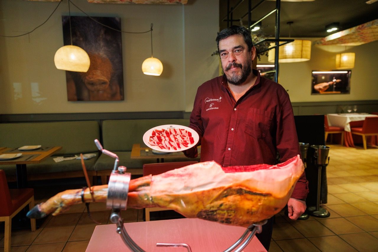 Francisco José Jiménez, Chiqui, con jamón en Quince Arrobas.