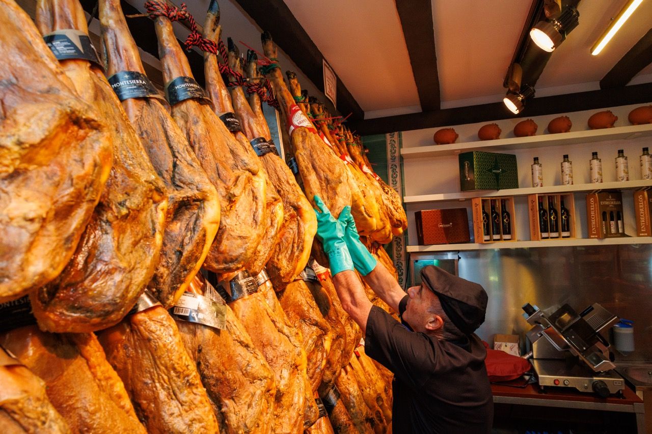Jamones de Montesierra, cerdo ibérico, santo y seña de la gastronomía local. Jamones de Montesierra, cerdo ibérico, santo y seña de la gastronomía local.