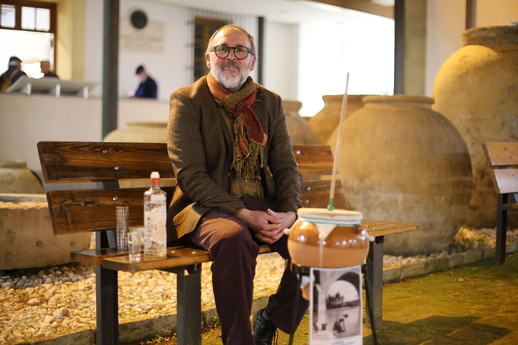Manuel Naranjo, frente a una zambomba.