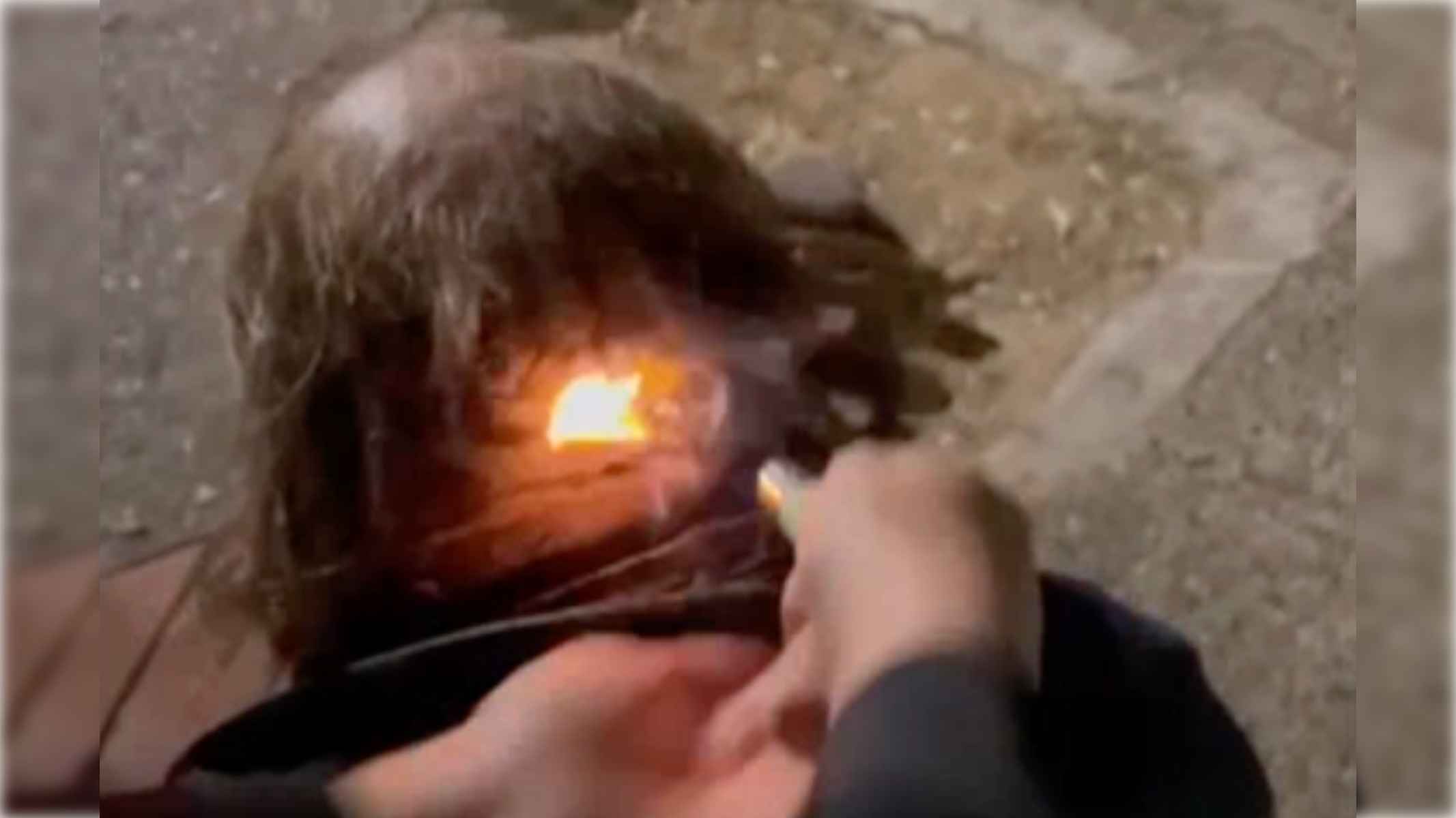 Los menores, quemando el pelo a un sin techo. Los menores, quemando el pelo a un sin techo.