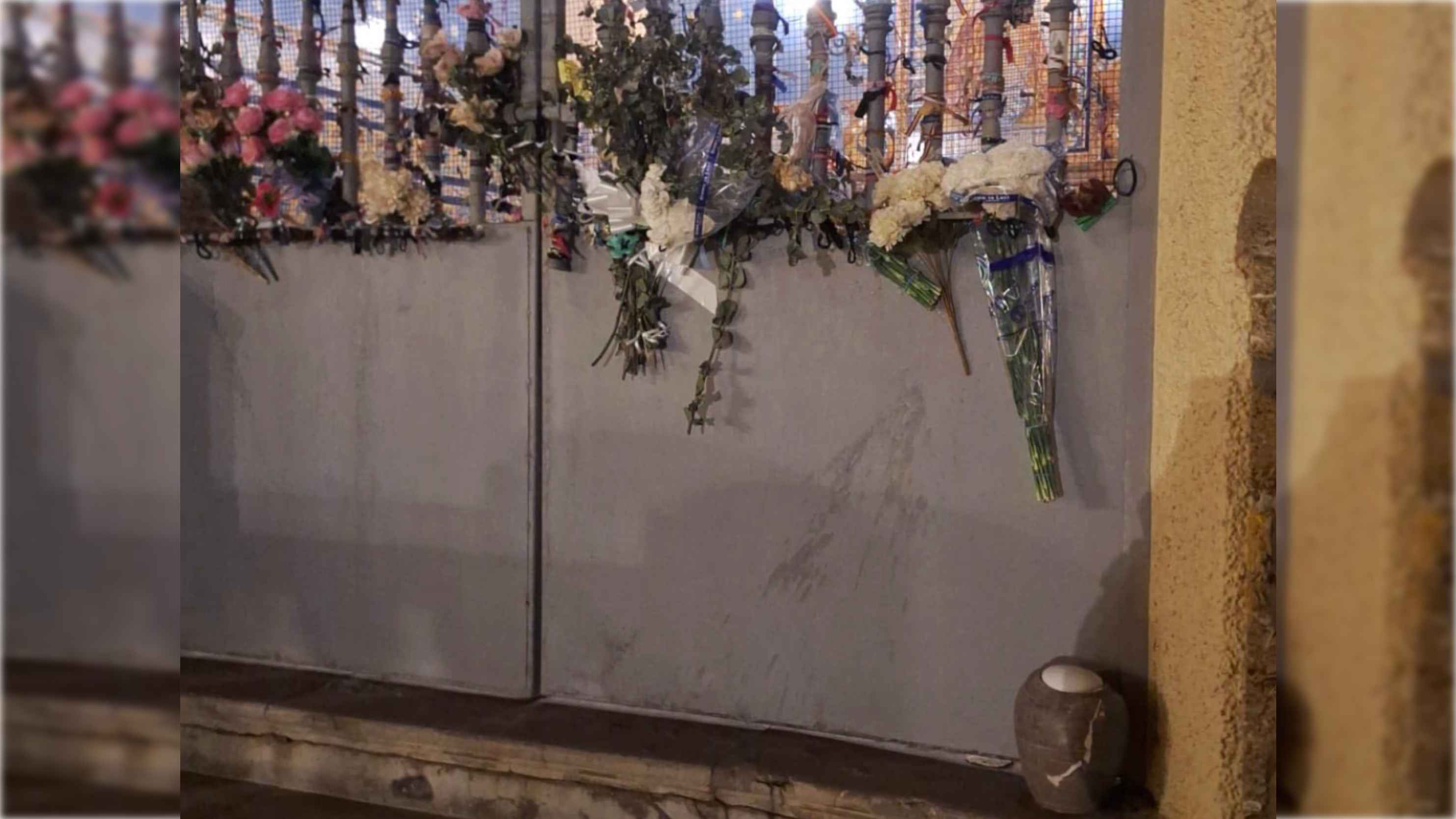 La urna funeraria, a las puertas del Humilladero de Chipiona. FOTO: CHIPIONA EN RED La urna funeraria, a las puertas del Humilladero de Chipiona. FOTO: CHIPIONA EN RED