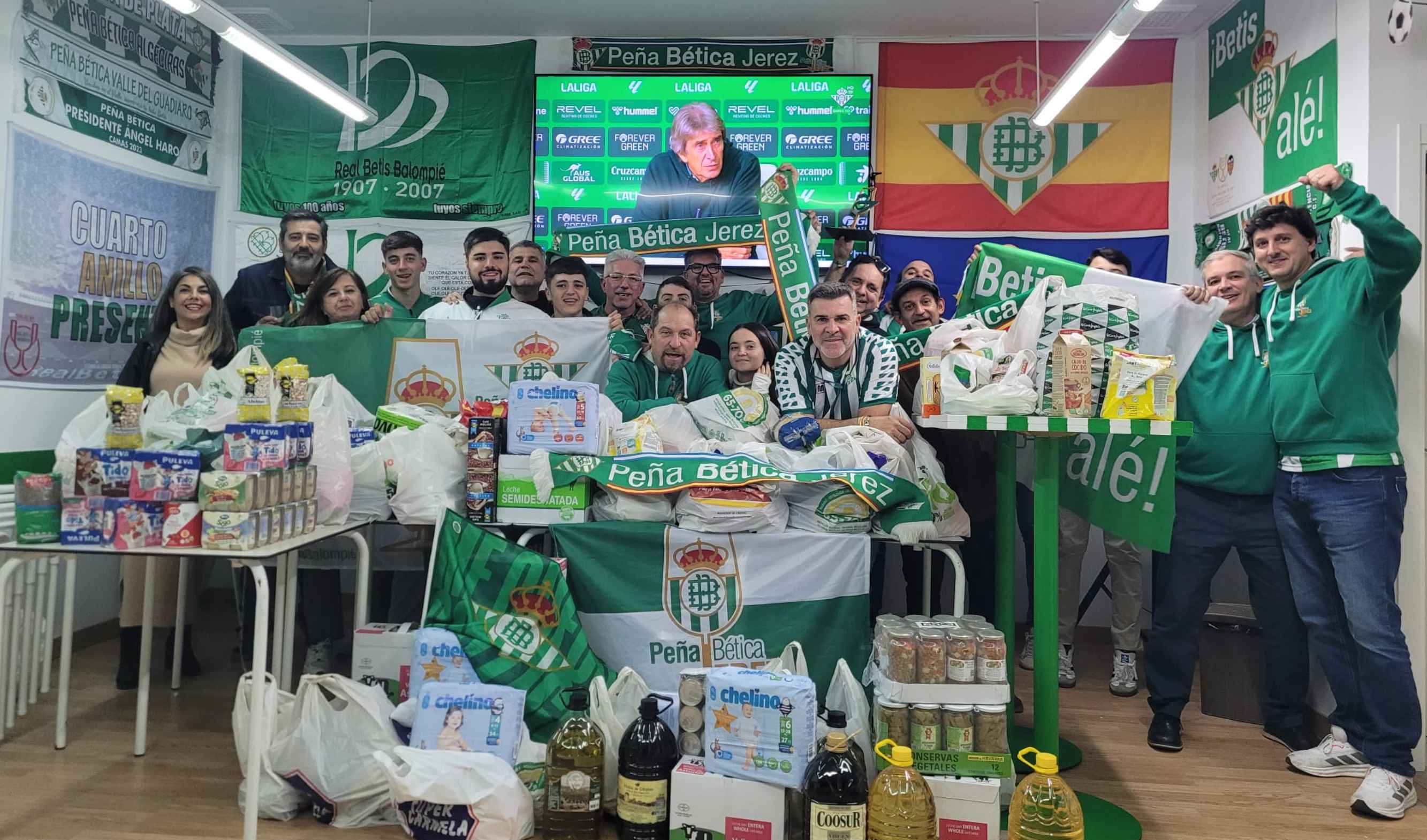 Miembros de la Peña Bética Jerez Verdiblanca, con los alimentos recogidos. Miembros de la Peña Bética Jerez Verdiblanca, con los alimentos recogidos.