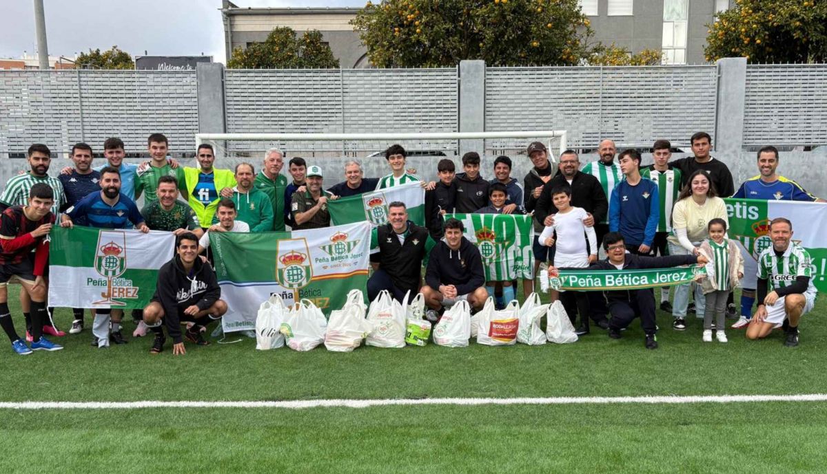 Foto de familia tras el cuadrangular benéfico
