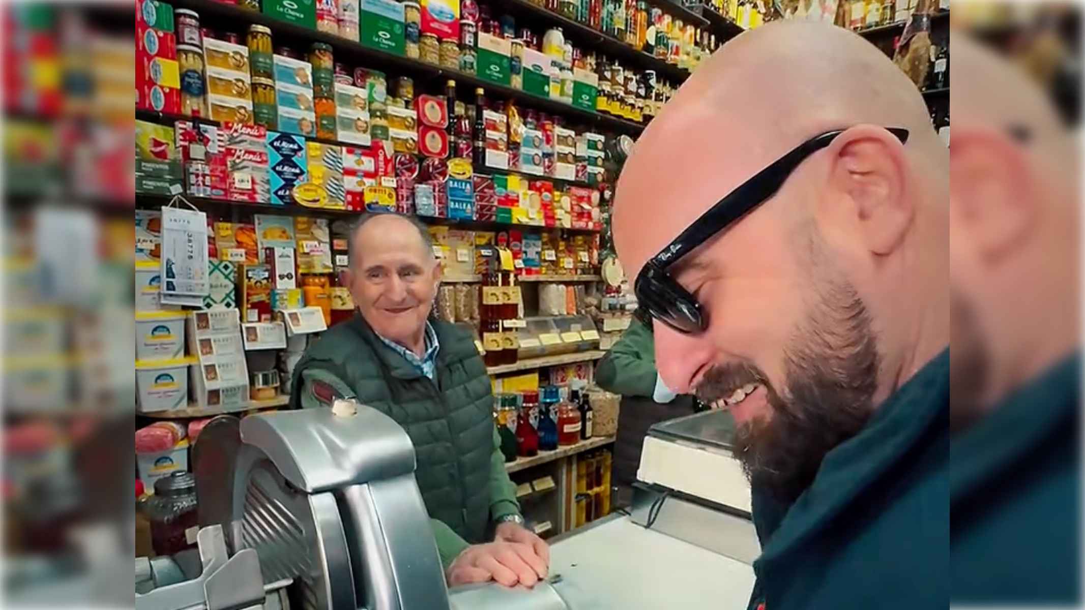 El alcalde Germán Beardo, en su visita a Pepe, de ultramarinos La Diana. El alcalde Germán Beardo, en su visita a Pepe, de ultramarinos La Diana.