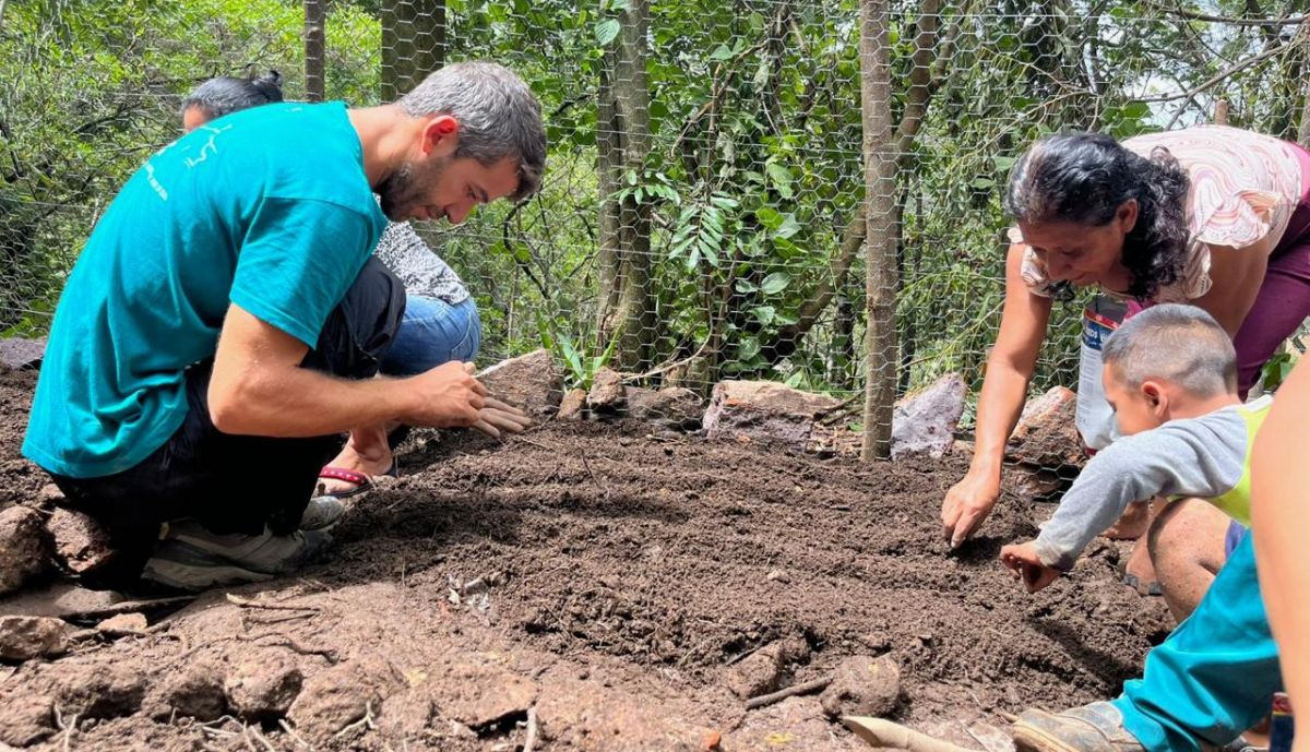 El portugués colaboró en huertos familiares.