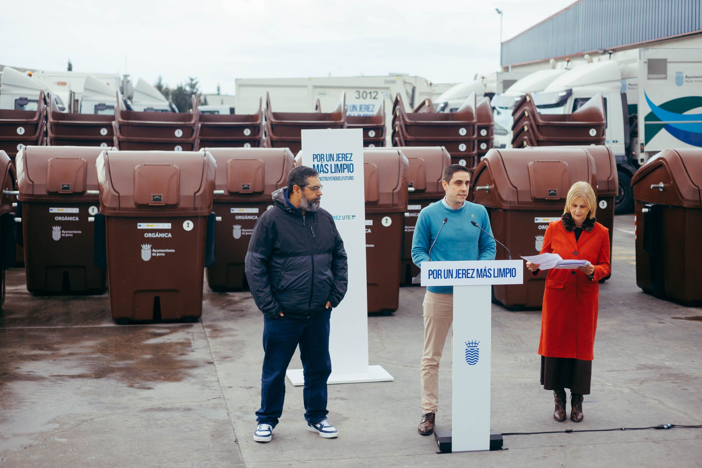 El presidente del comité, Salvador Magán, el teniente de alcaldesa Jaime Espinar, y la alcaldesa María José García-Pelayo, presentando el quinto contenedor en Jerez.