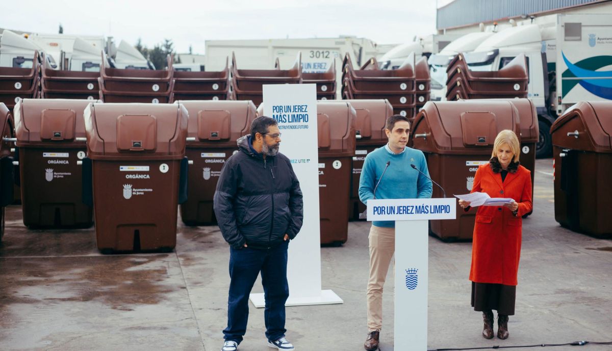 El presidente del comité, Salvador Magán, el teniente de alcaldesa Jaime Espinar, y la alcaldesa María José García-Pelayo, presentando el quinto contenedor en Jerez.