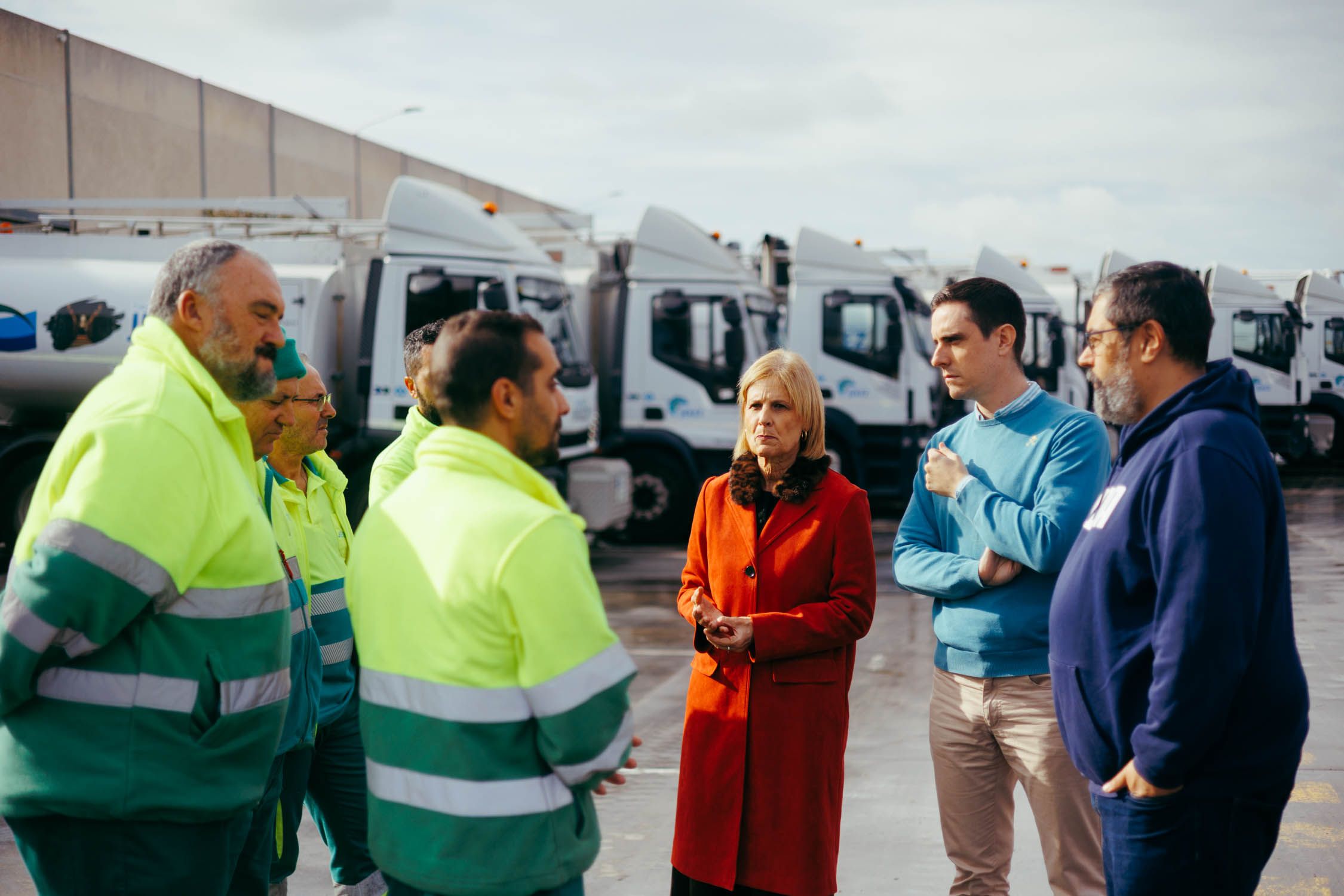 La alcaldesa de Jerez, María José García-Pelayo, y el teniente de alcaldesa Jaime Espinar, en la presentación del contenedor marrón.