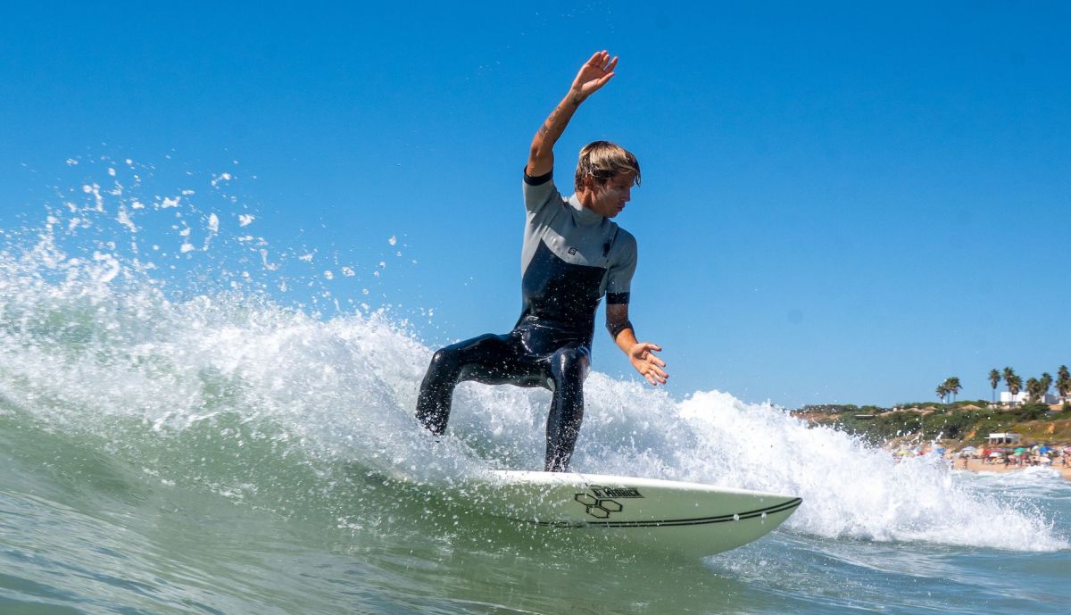 Nico Pardo, mientrsa surfea.