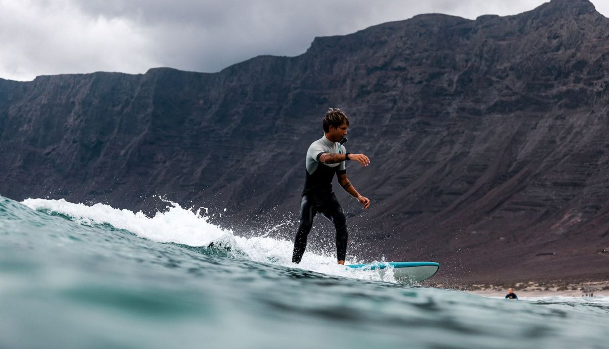 Nico Pardo surfeando durante su reto más loco.