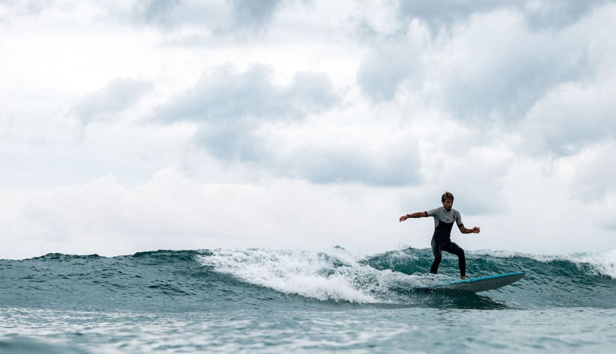 Nico Pardo, surfeando.