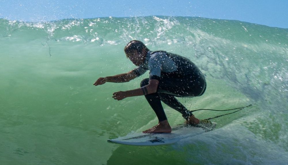 Nico, surfeando una ola durante su reto.