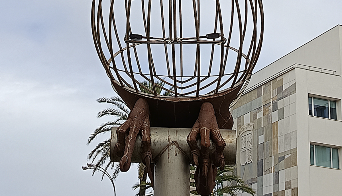 Monumento a la Constitución de 1978, vista general desde la base.