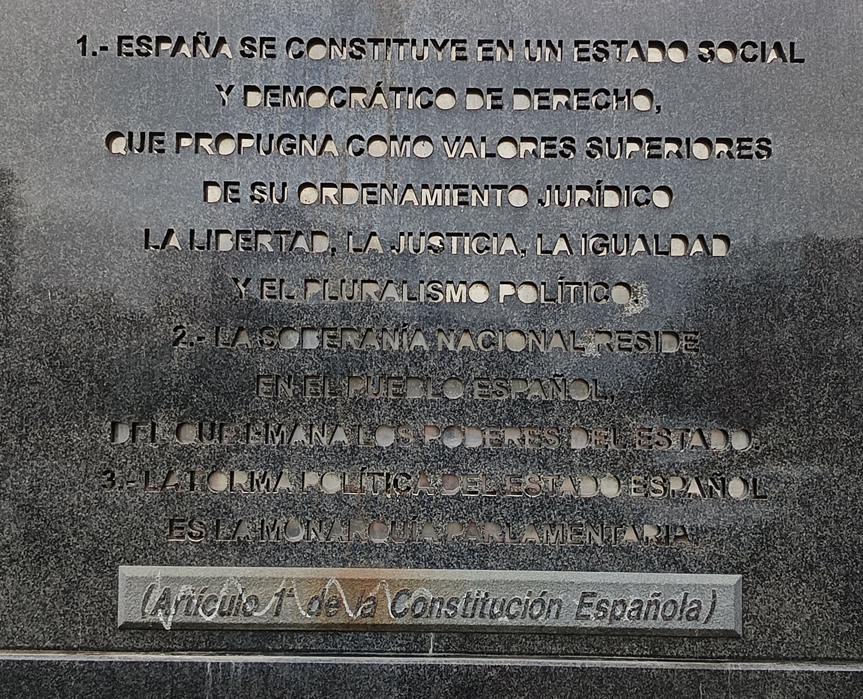 Monumento a la Constitución de 1978, leyenda artículo nº 1.