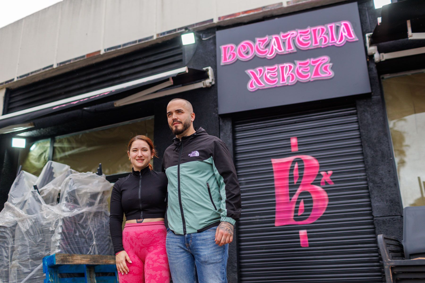 Javi y Mercedes, posando delante de la fachada del establecimiento.