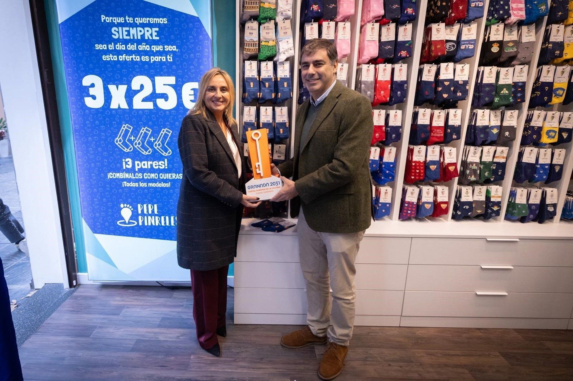 La alcaldesa de Granada, Marifrán Carazo, con los calcetines dedicados a su candidatura a Capital Europea de la Cultura. La alcaldesa de Granada, Marifrán Carazo, con los calcetines dedicados a su candidatura a Capital Europea de la Cultura.