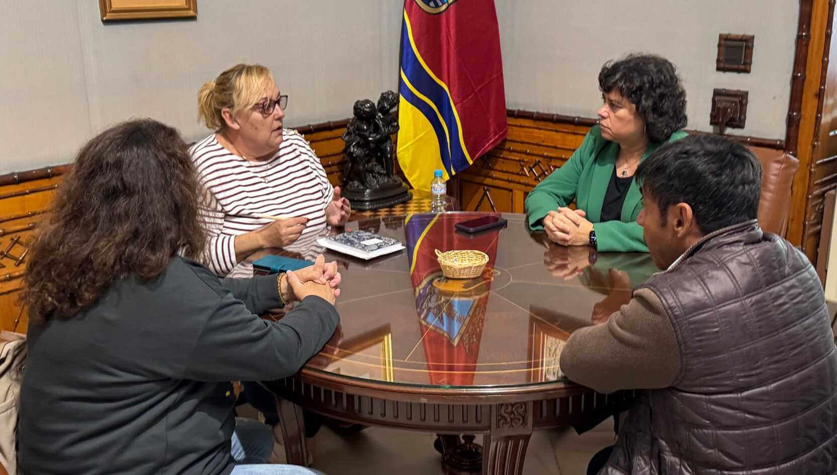 La alcaldesa, Carmen Álvarez, en una reunión con representantes de la empresa. La alcaldesa, Carmen Álvarez, en una reunión con representantes de la empresa.