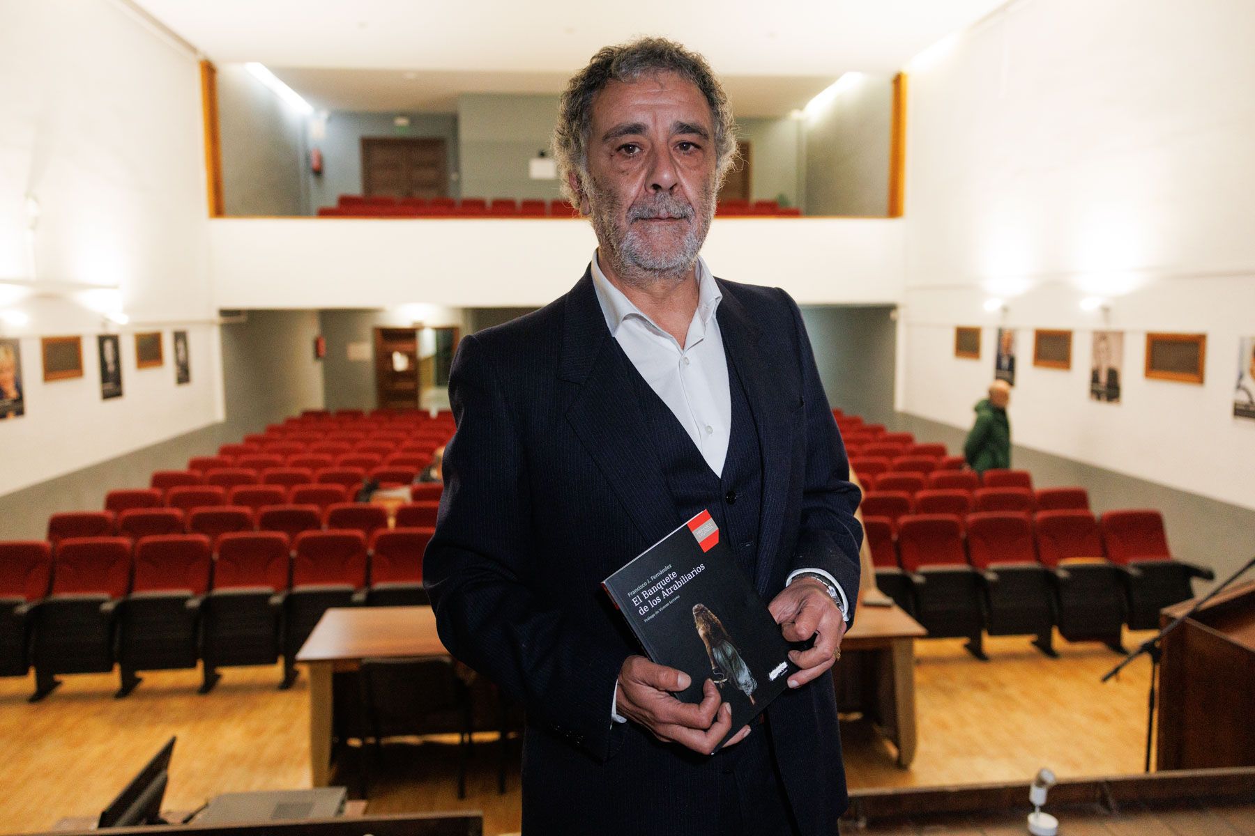 Francisco J. Fernández, autor de 'El banquete de los atrabiliarios', en el IES Padre Luis Coloma de Jerez.