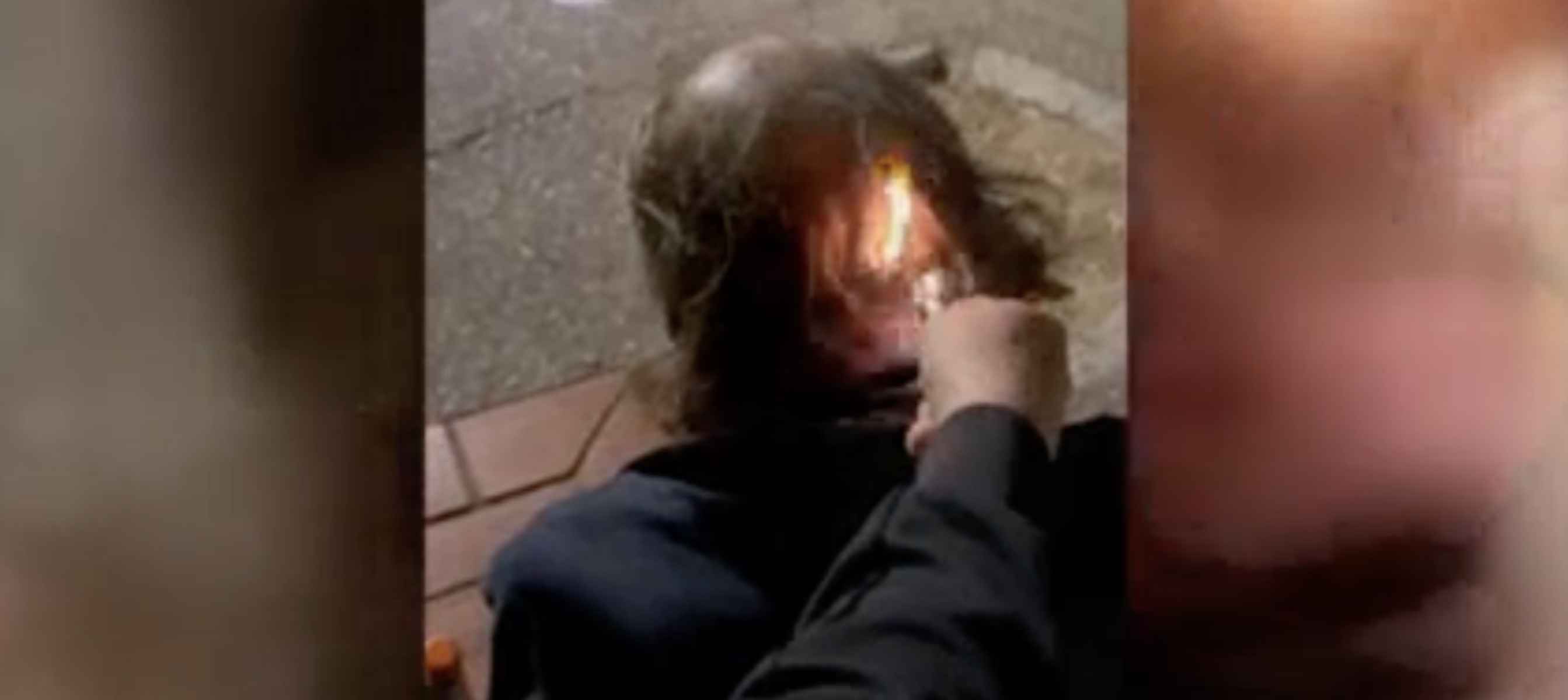 Una de las imágenes del momento en el que los menores queman el pelo a un hombre sin hogar. Una de las imágenes del momento en el que los menores queman el pelo a un hombre sin hogar.