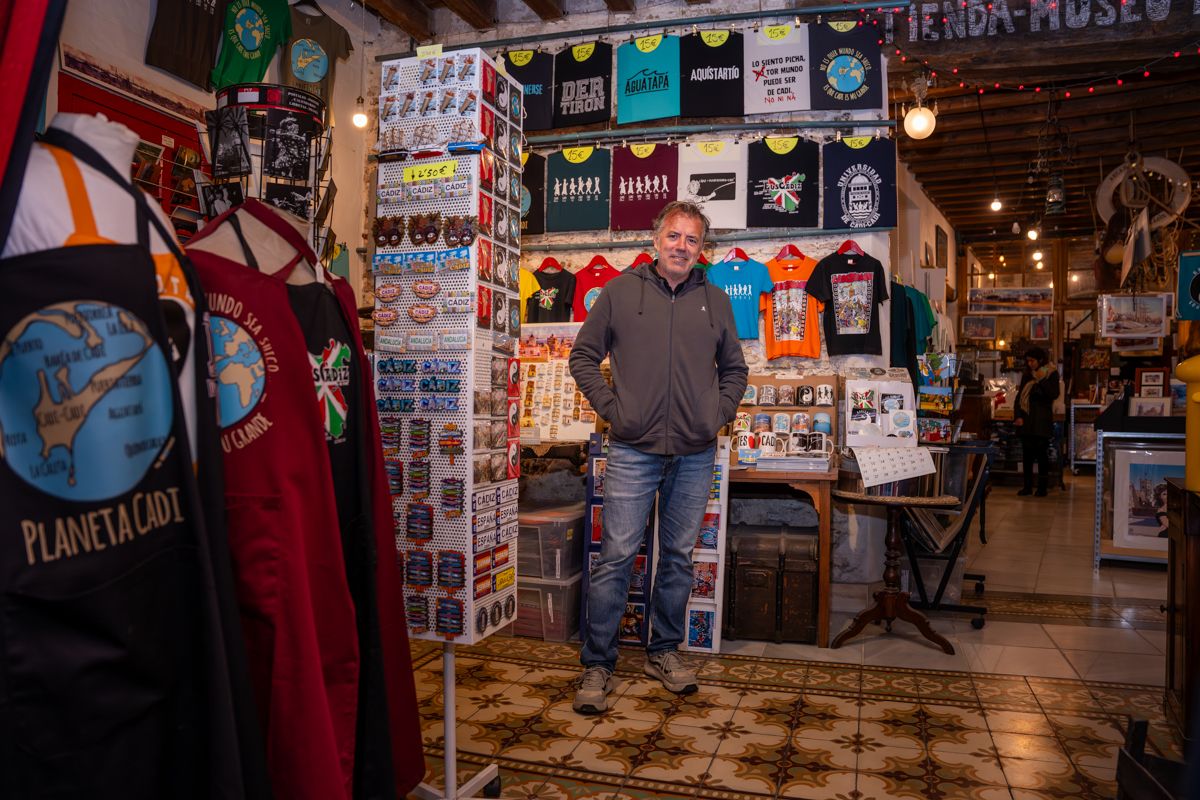 Javier Benítez, en su tienda de la calle José del Toro de Cádiz. Javier Benítez, en su tienda de la calle José del Toro de Cádiz.