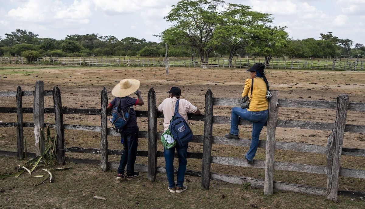 Firmantes del Acuerdo de Paz durante la entrega del Predio Los Palmera en El Paso (Cesar, Colombia).