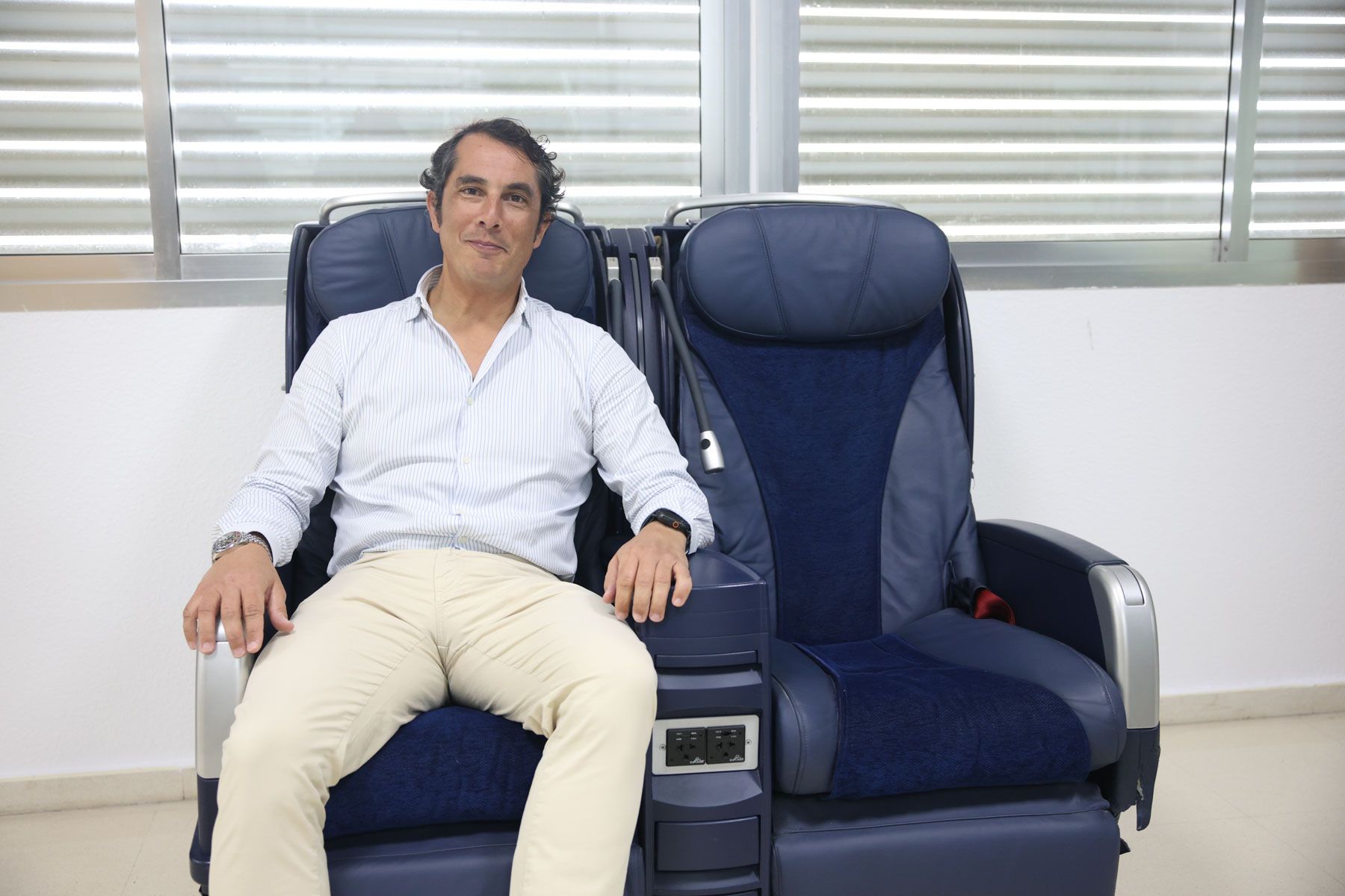 Diego Cachero, CEO de Renacen, sentado en asientos de un avión que tiene en su despacho.