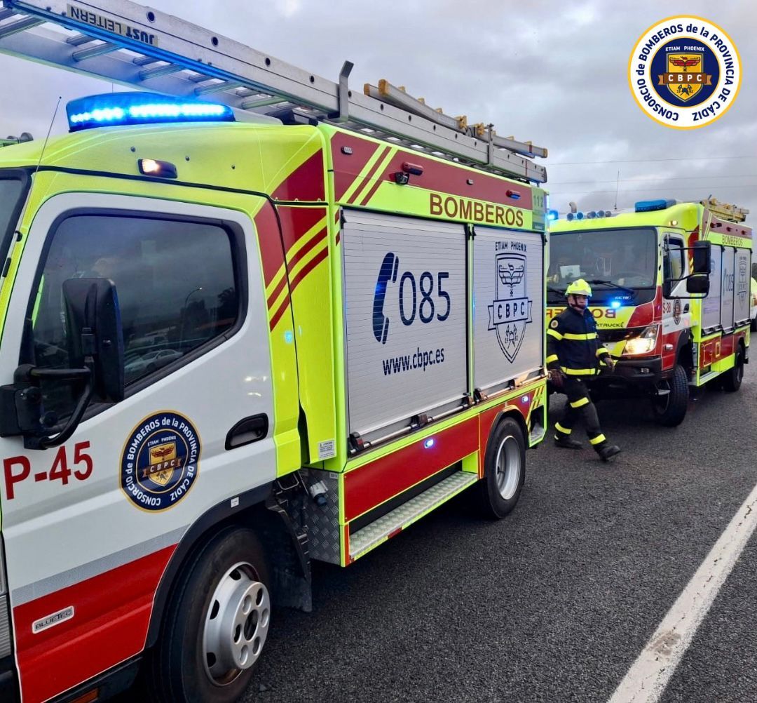 Despliegue de bomberos para el accidente.